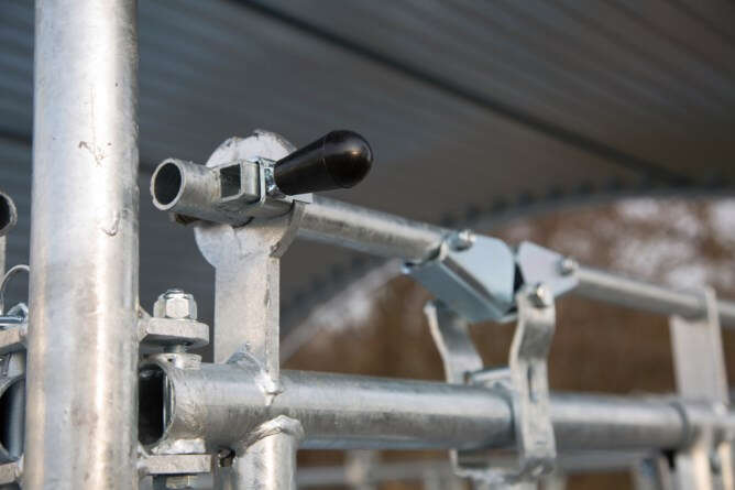 KERBL Viereckraufe mit Selbstfangfressgitter